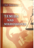 Temida nad mikroskopem