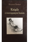 Ksiądz z rozwiązanym butem