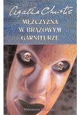 Mężczyzna w brązowym garniturze