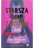 Starsza pani z nożem