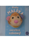 Mała małpka uwielbia zabawę!