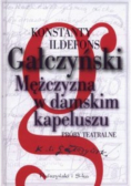 Mężczyzna w damskim kapeluszu. Próby teatralne
