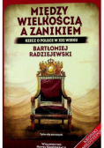 Między wielkością a zanikiem