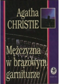 Mężczyzna w brązowym garniturze