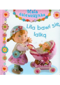 Lila bawi się lalką