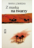 Z maską na twarzy