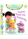 Mała dziewczynka  Joasia bawi się we fryzjerkę