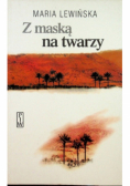 Z maską na twarzy