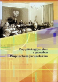Przy półokrągłym stole z generałem Wojciechem Jaruzelskim