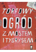 Torfowy ogród z mostem i tygrysem