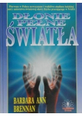 Dłonie pełne światła