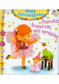 Mała dziewczynka - Kamila bawi się we wróżkę