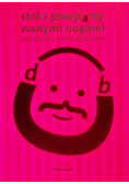 Stół z powyłamywanymi nogami