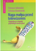 Naga małpa przed telewizorem