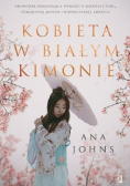 Kobieta w białym kimonie
