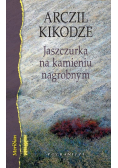 Jaszczurka na kamieniu nagrobnym
