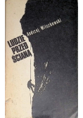 Ludzie przed ścianą