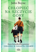 Chłopiec na szczycie góry