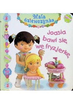 Mała dziewczynka  Joasia bawi się we fryzjerkę