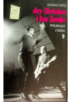 Joy Division i Ian Curtis przejmujący z oddali