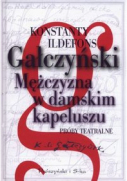 Mężczyzna w damskim kapeluszu. Próby teatralne
