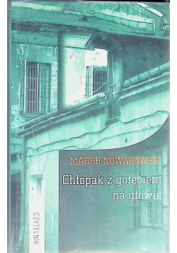 Chłopak z gołębiem na głowie