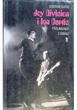 Joy Division i Ian Curtis przejmujący z oddali